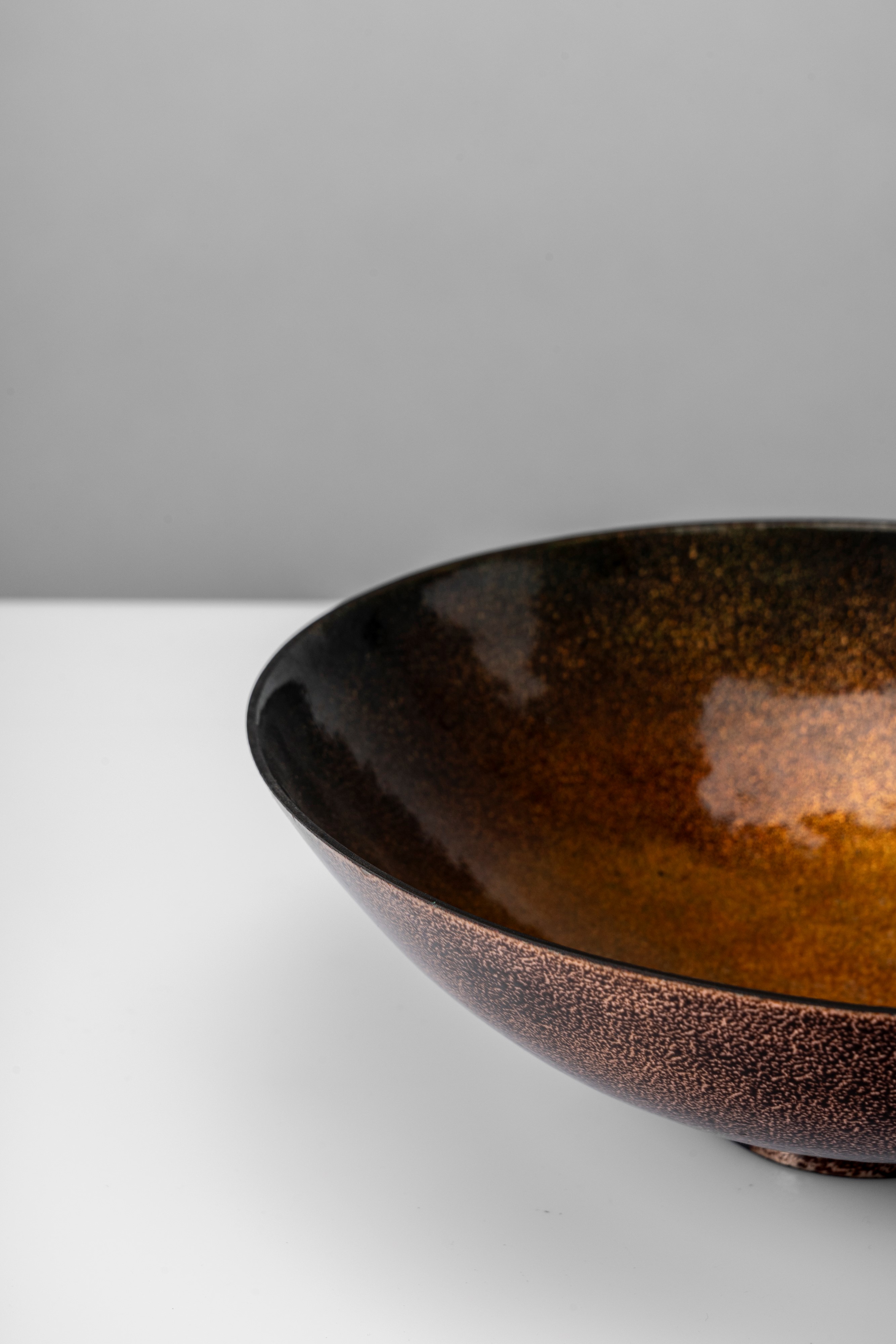 Ciotola a smalti policromi su rame