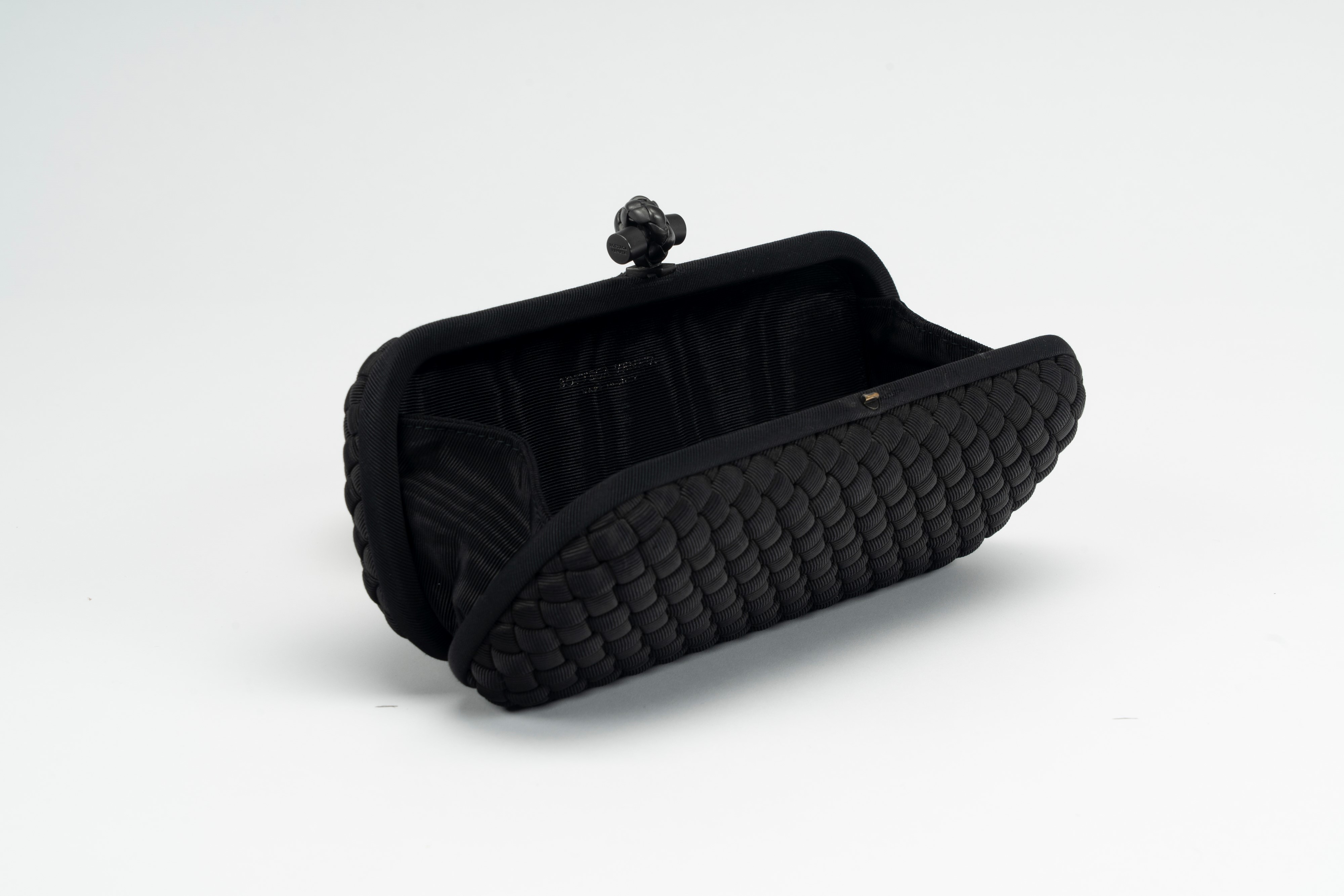 Bottega Veneta - Clutch Knot, borsa in tessuto intrecciato nero