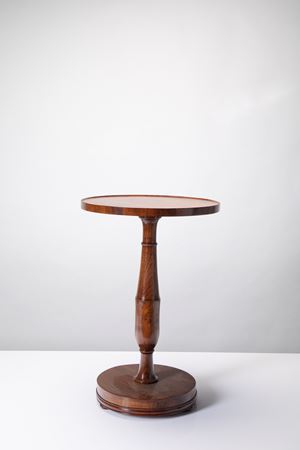 Tavolino lastronato con piano e base circolare e sostegno tornito 