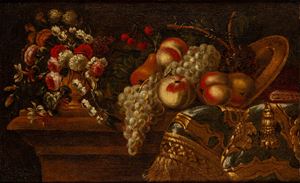 Fiori in un vaso, pesche ed uve bianche con tappeto su un tavolo