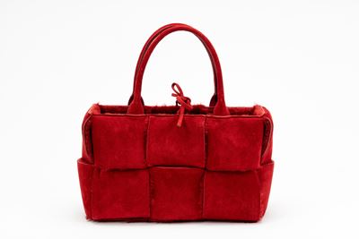 Borsa Arco, in montone intrecciato rosso con bustina interna staccabile