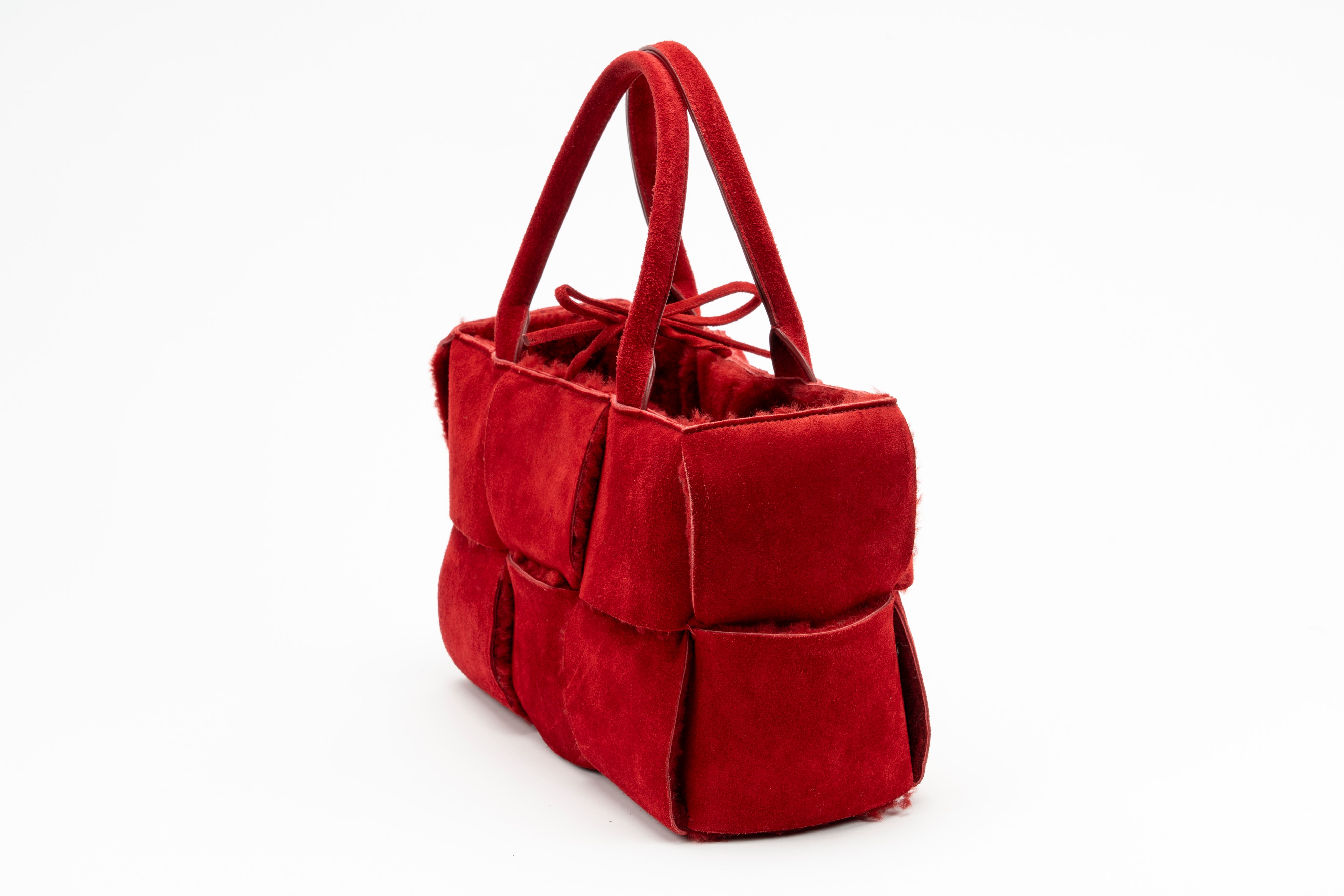 Bottega Veneta - Borsa Arco, in montone intrecciato rosso con bustina interna staccabile