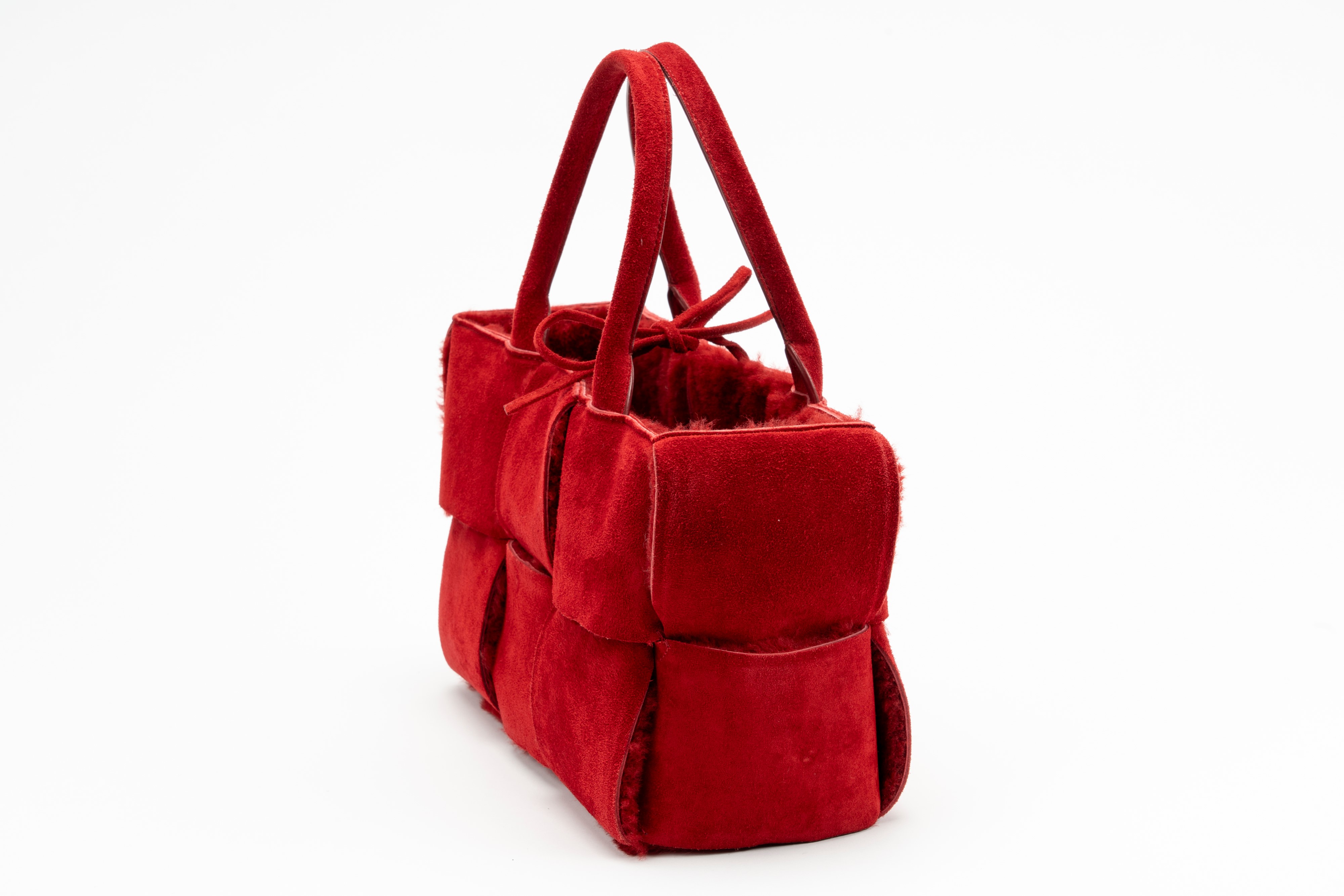 Bottega Veneta - Borsa Arco, in montone intrecciato rosso con bustina interna staccabile