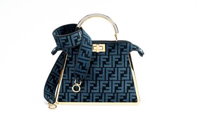 Borsa Peekaboo, ciniglia blu e nera con dettagli in metallo bicolore