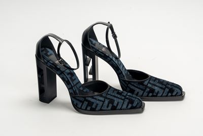 Paio di scarpe in ciniglia e pelle, misura 39 1/2