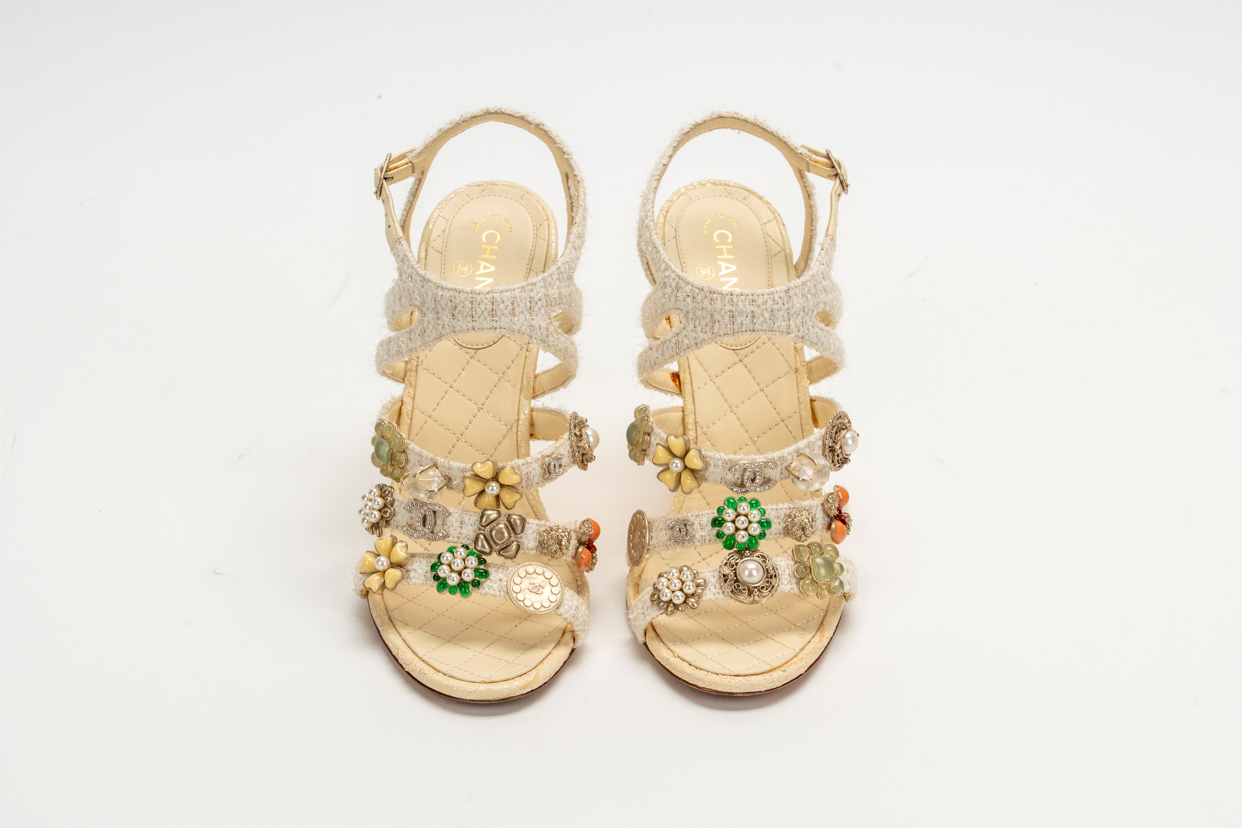Chanel - Paio di sandali in pelle e tessuto con applicazioni decorative
