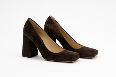 Paio di scarpe in camoscio marrone