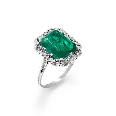 Anello in platino con pietra verde rettangolare a contorno ottagonale