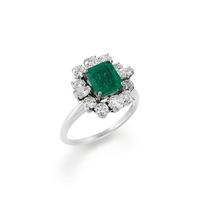 Anello in oro bianco 18k con smeraldo ottagonale e diamanti