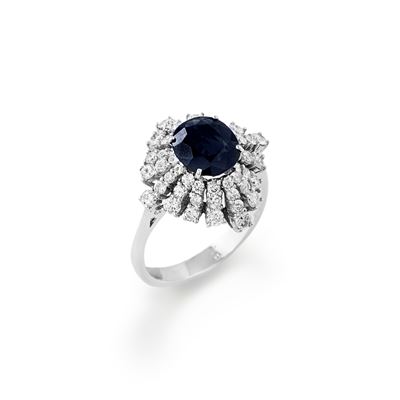 Anello in oro bianco 18k con zaffiro ovale di 2,50 ct e diamanti brillanti
