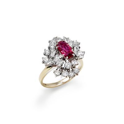 Anello con rubino ovale di circa 1,00 ct e diamanti in oro bianco 18k