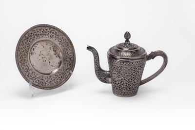 Caffettiera in argento con piatto, Barda, Tripoli, prima metà secolo XX