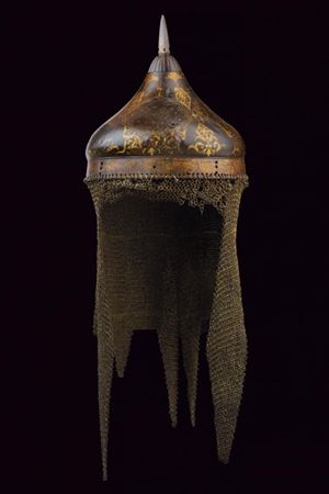 Raro ed elegante elmo con decorazioni in oro