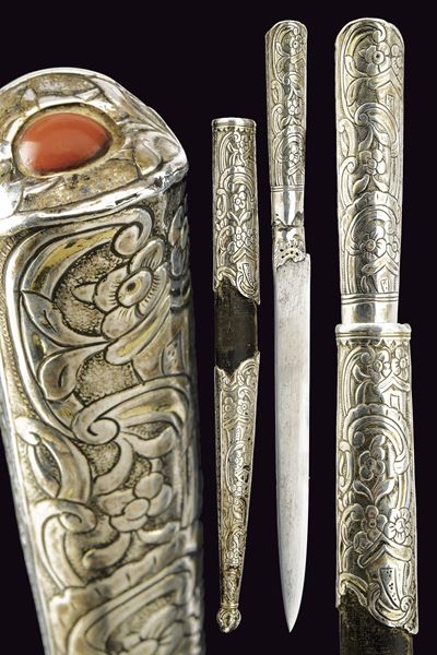Bichaq, Lama dritta con impugnatura in argento inciso
