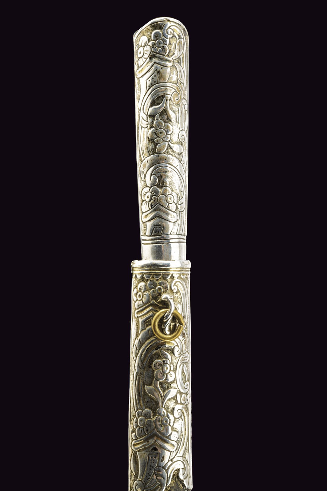 Bichaq, Lama dritta con impugnatura in argento inciso