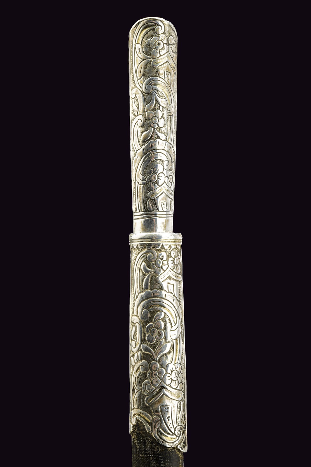 Bichaq, Lama dritta con impugnatura in argento inciso