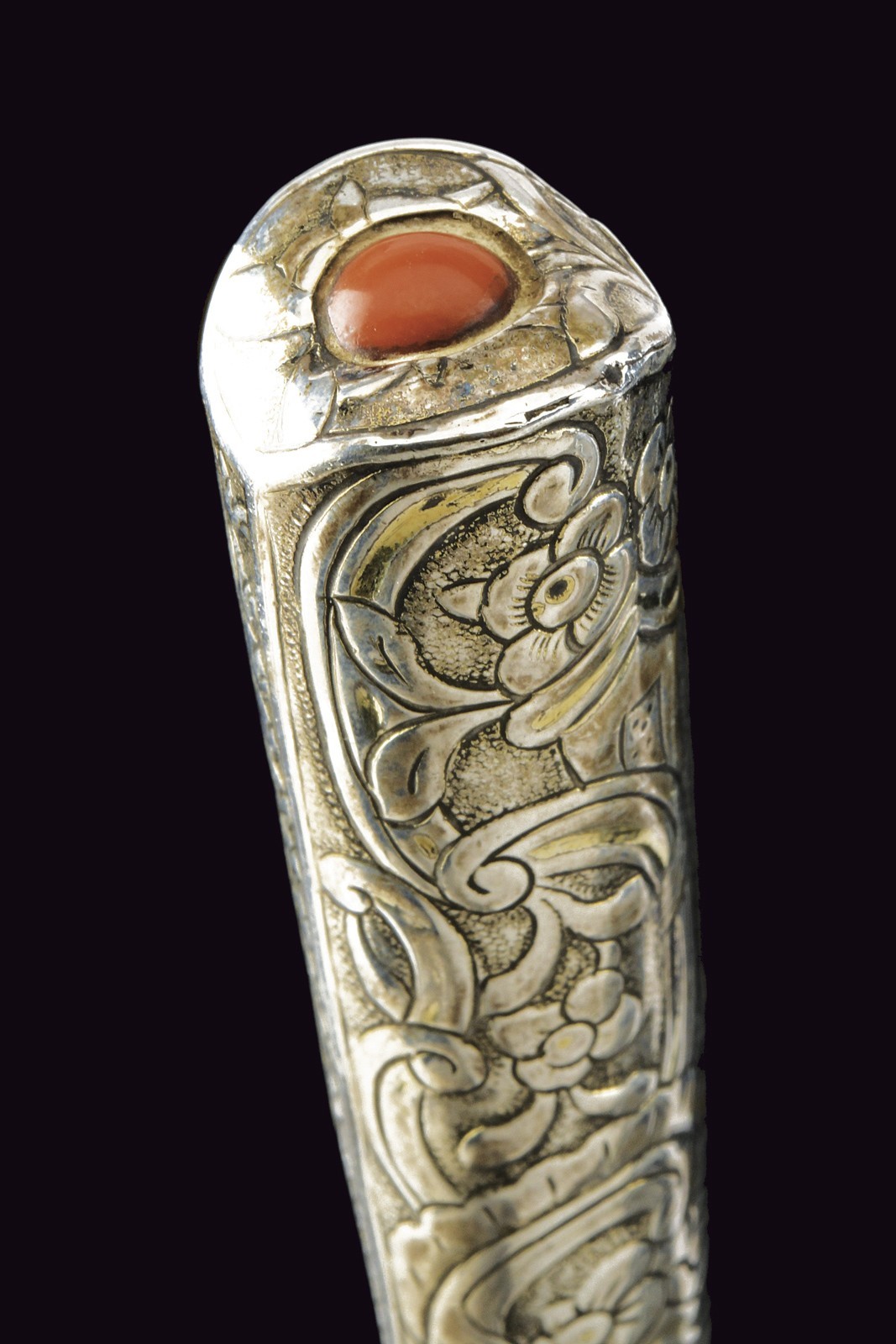 Bichaq, Lama dritta con impugnatura in argento inciso