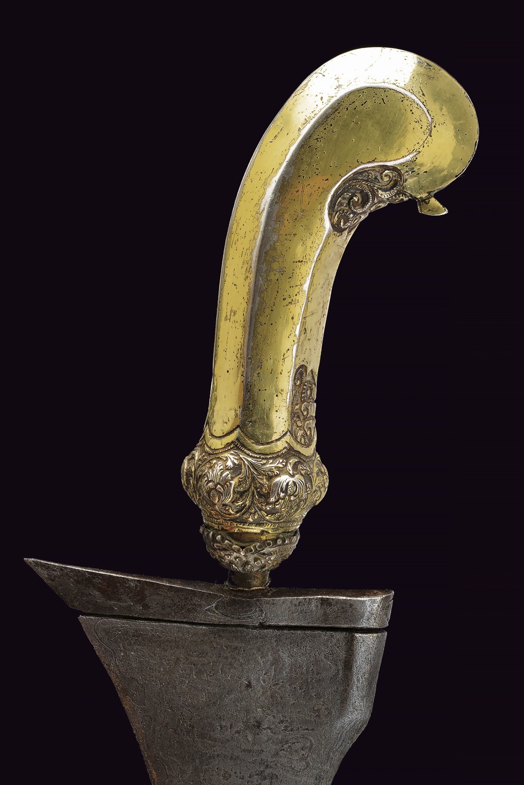 Kris, Lama dritta in pamor con fodero in argento dorato, Surakarta, XV - XIX secolo