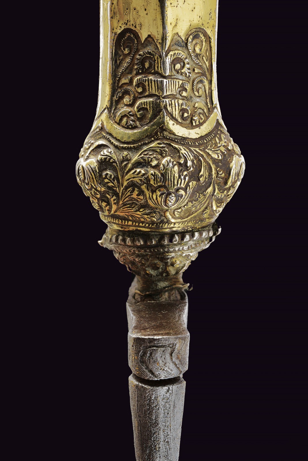 Kris, Lama dritta in pamor con fodero in argento dorato, Surakarta, XV - XIX secolo