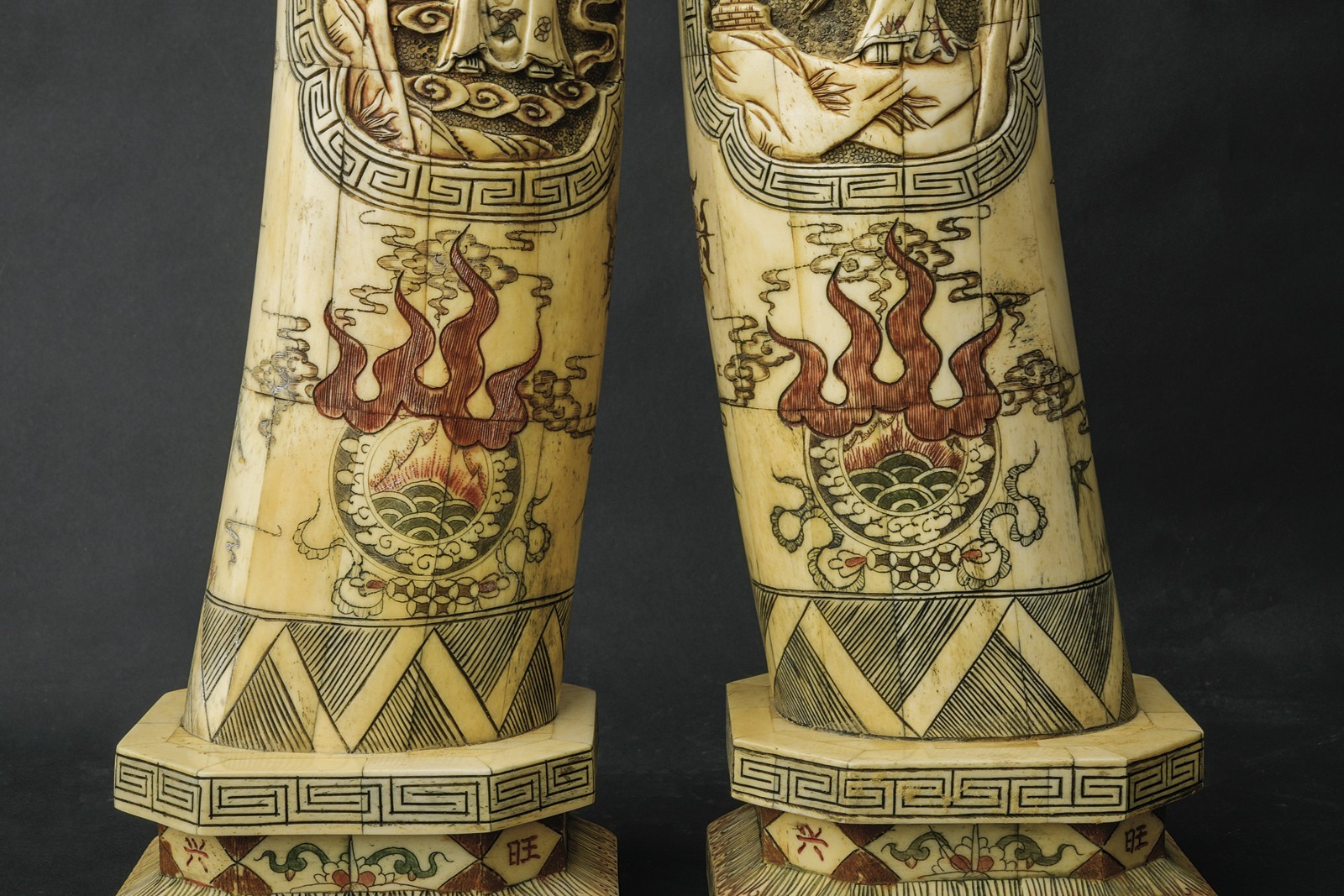 Sculture in osso, Cina, circa 1900, altezza 78 cm