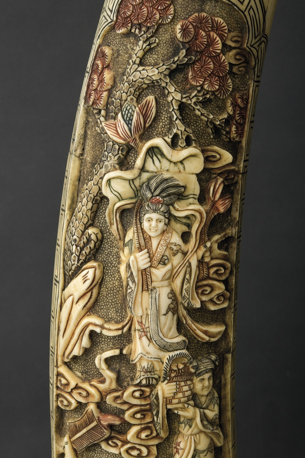 Sculture in osso, Cina, circa 1900, altezza 78 cm