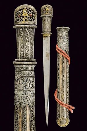 Bel pugnale con fornimenti in argento