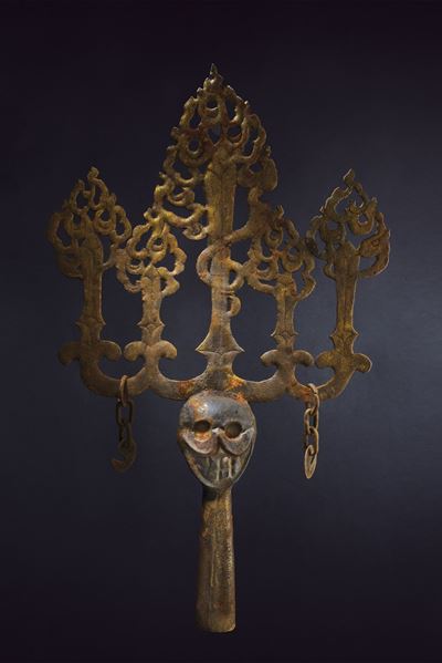 Tridente rituale tibetano (Trishula), ferro dorato, altezza 66 cm, XX Sec.