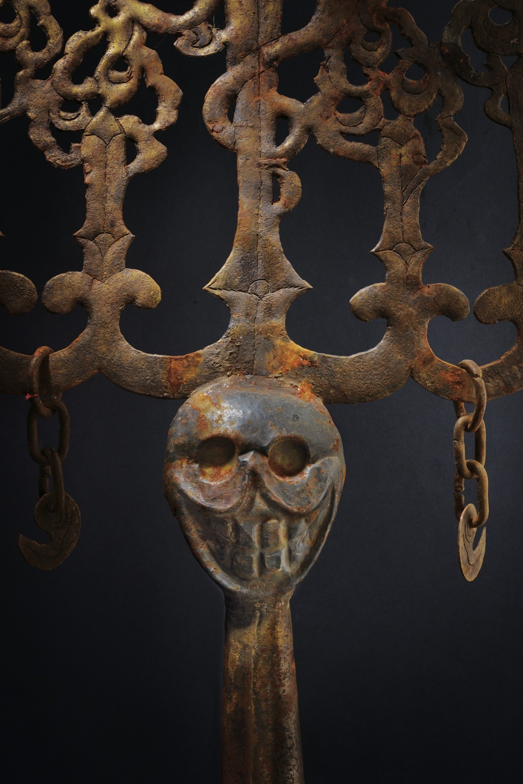 Tridente rituale tibetano (Trishula), ferro dorato, altezza 66 cm, XX Sec.