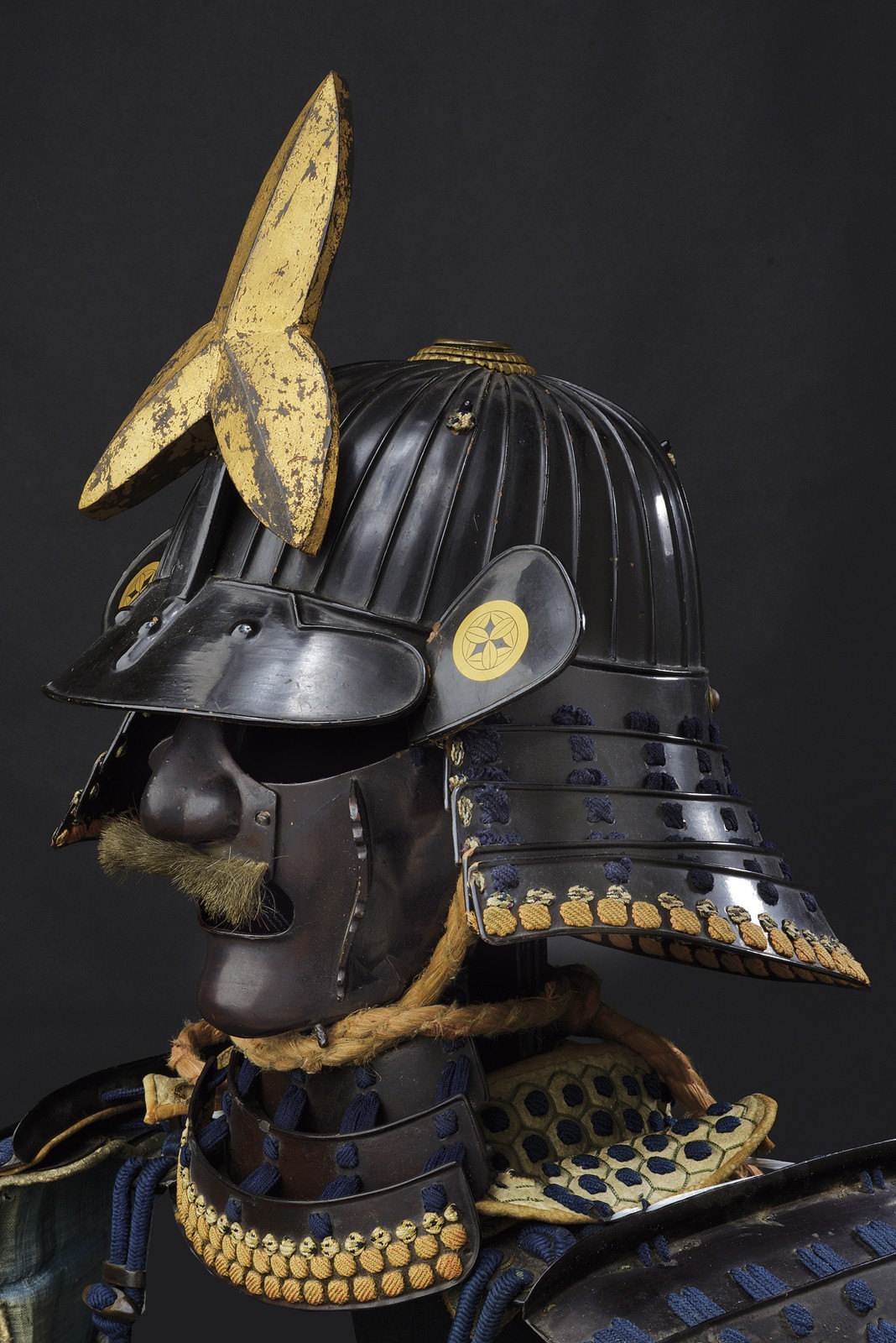 Armatura giapponese Yoroi con Menpo e Yoroi-bitsu, Periodo Edo