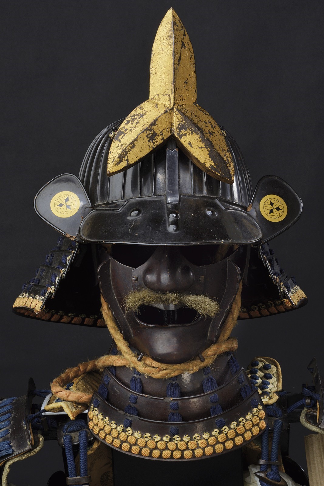 Armatura giapponese Yoroi con Menpo e Yoroi-bitsu, Periodo Edo