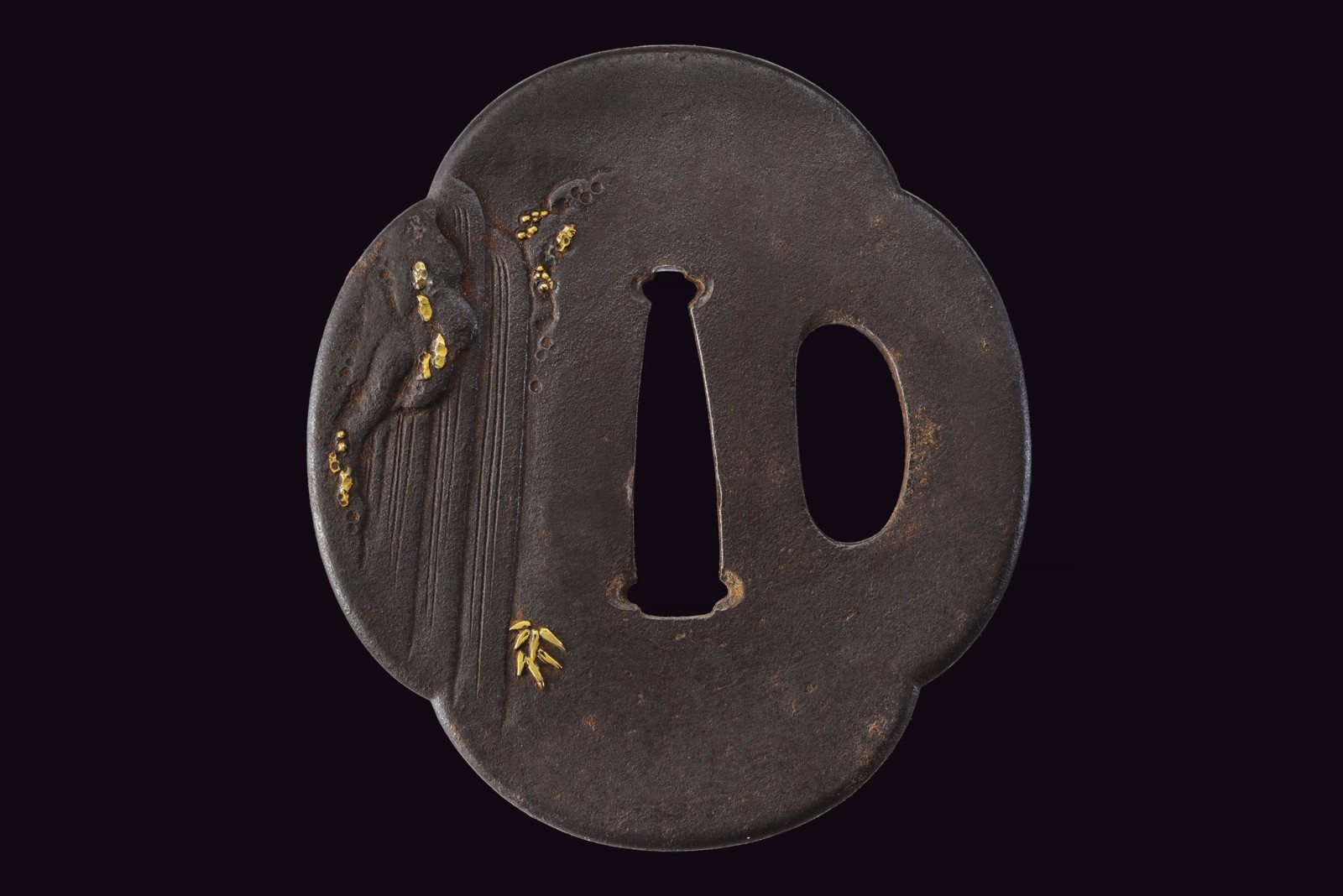 Bella tsuba, Mokko-gata in ferro con niku-bori in oro e argento