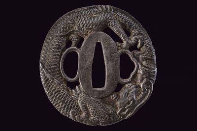Echizen Jyu Kinai Saku, Tsuba in ferro con raffigurazione di draghi