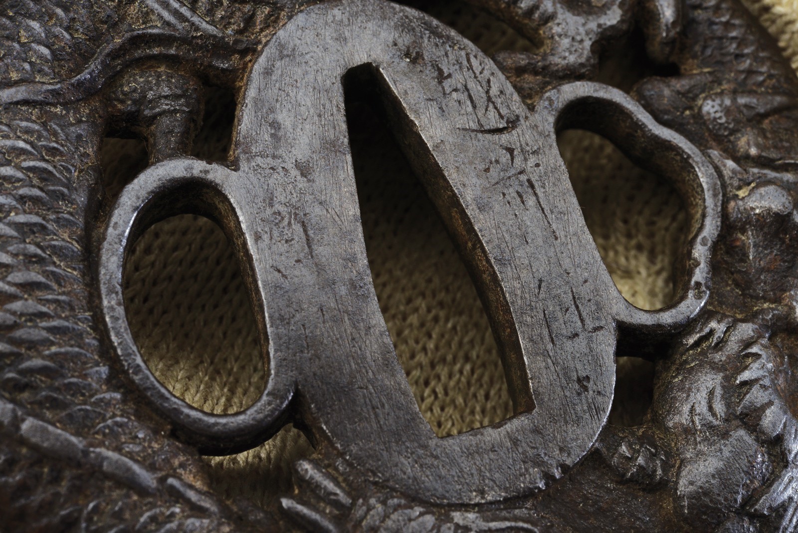 Echizen Jyu Kinai Saku, Tsuba in ferro con raffigurazione di draghi