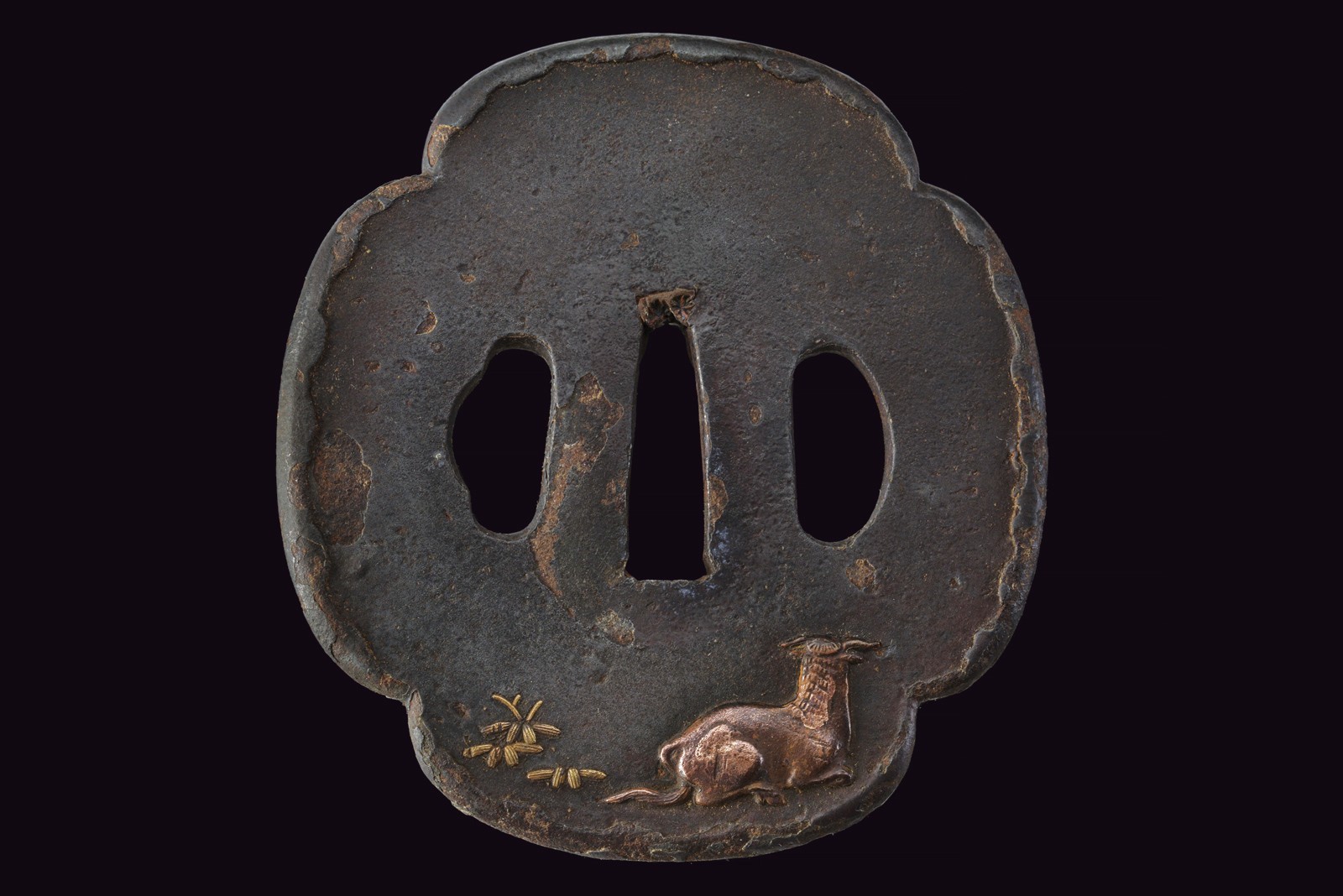 Giappone, Tsuba in ferro mokko-gata con decorazione in rame e oro