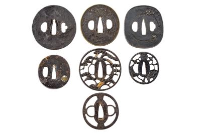 Lotto di sette tsuba giapponesi, ferro, Periodo Edo (1603-1867)