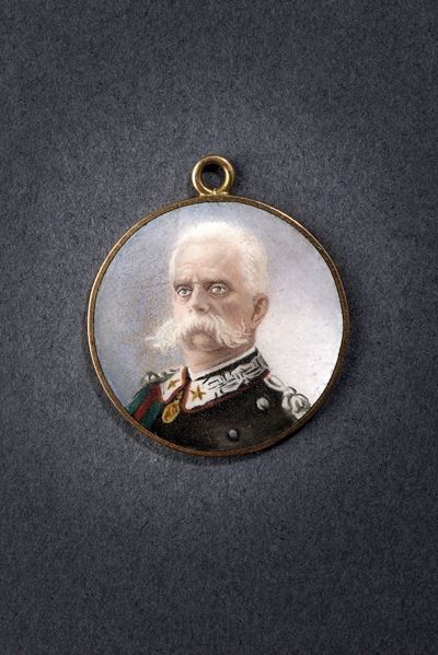 Umberto I di Savoia, Medaglione in smalto policromo con preghiera