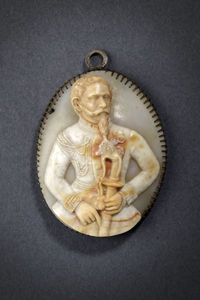Vittorio Emanuele II di Savoia, Ciondolo in onice lavorato in altorilievo