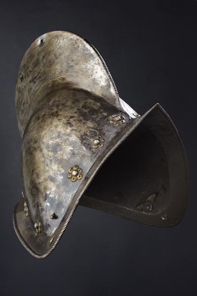 Morione, Coppo in ferro con decorazioni in ottone
