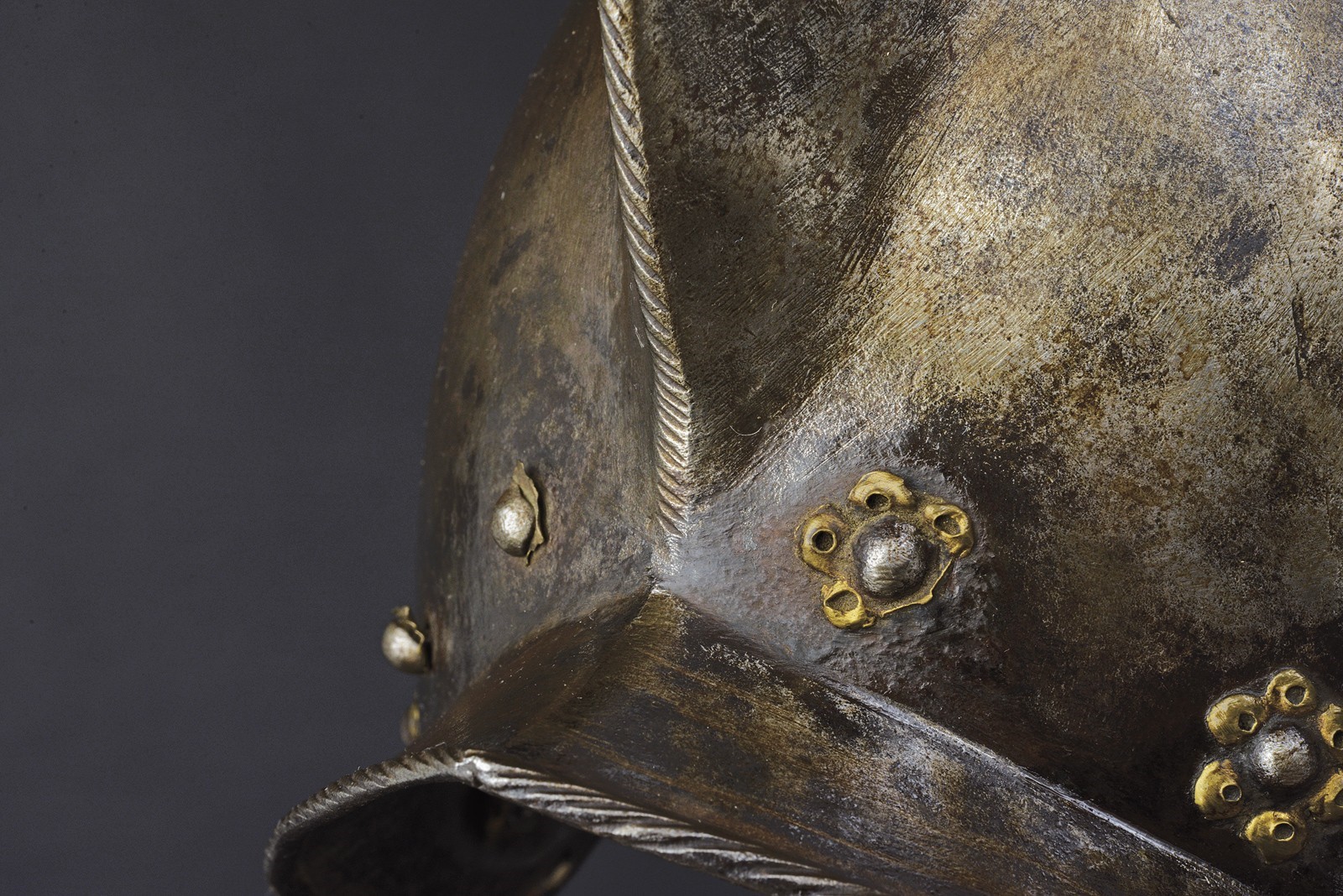 Morione, Coppo in ferro con decorazioni in ottone