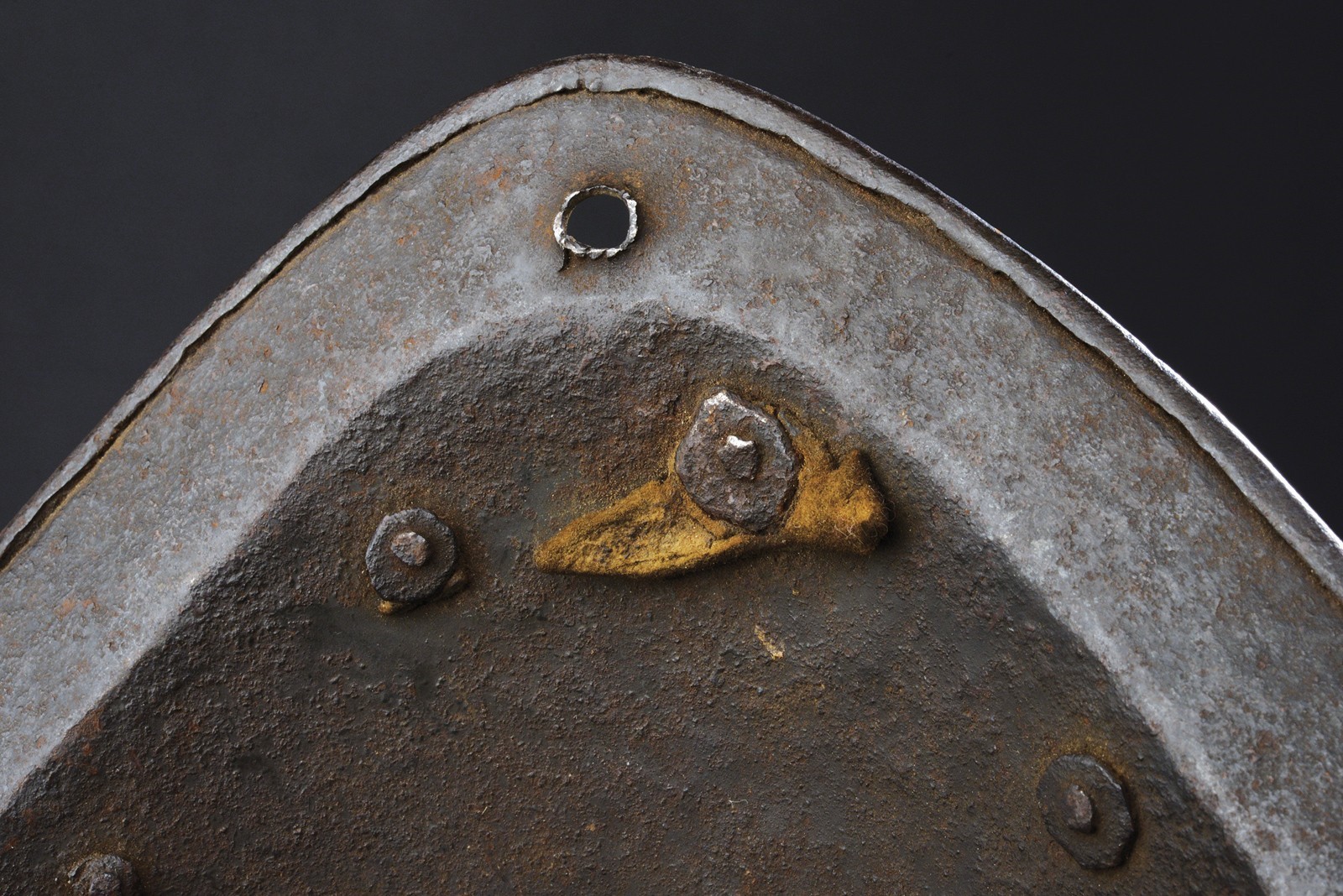 Morione, Coppo in ferro con decorazioni in ottone
