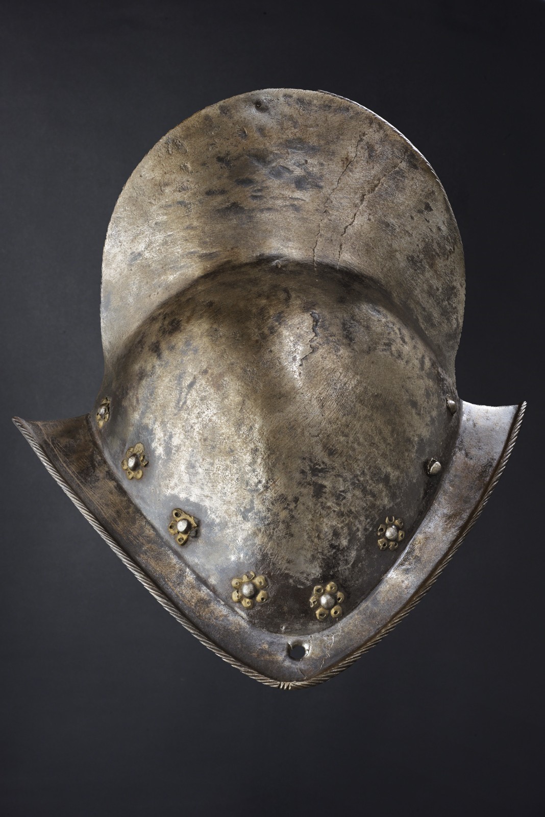 Morione, Coppo in ferro con decorazioni in ottone