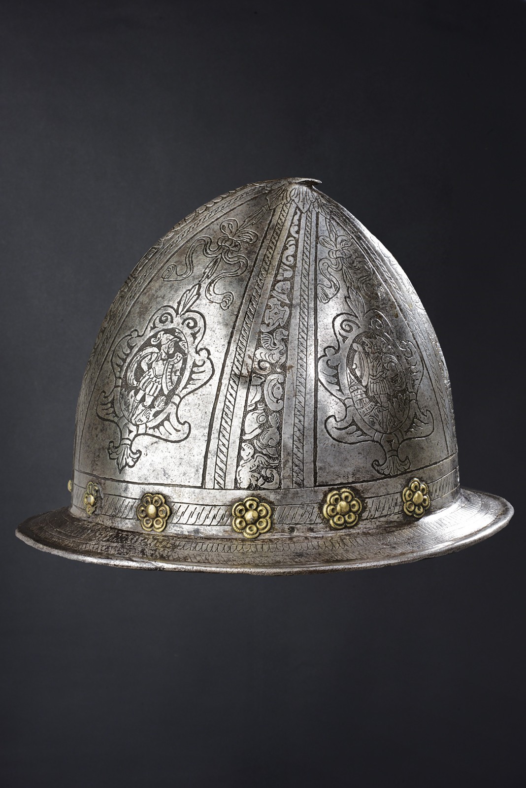 Zuccotto inciso, ferro con decorazioni classiche, Italia settentrionale, circa 1570