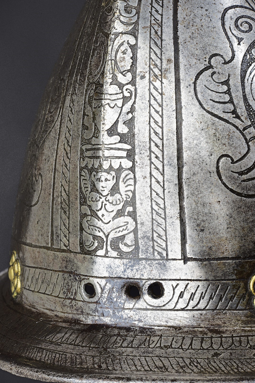 Zuccotto inciso, ferro con decorazioni classiche, Italia settentrionale, circa 1570
