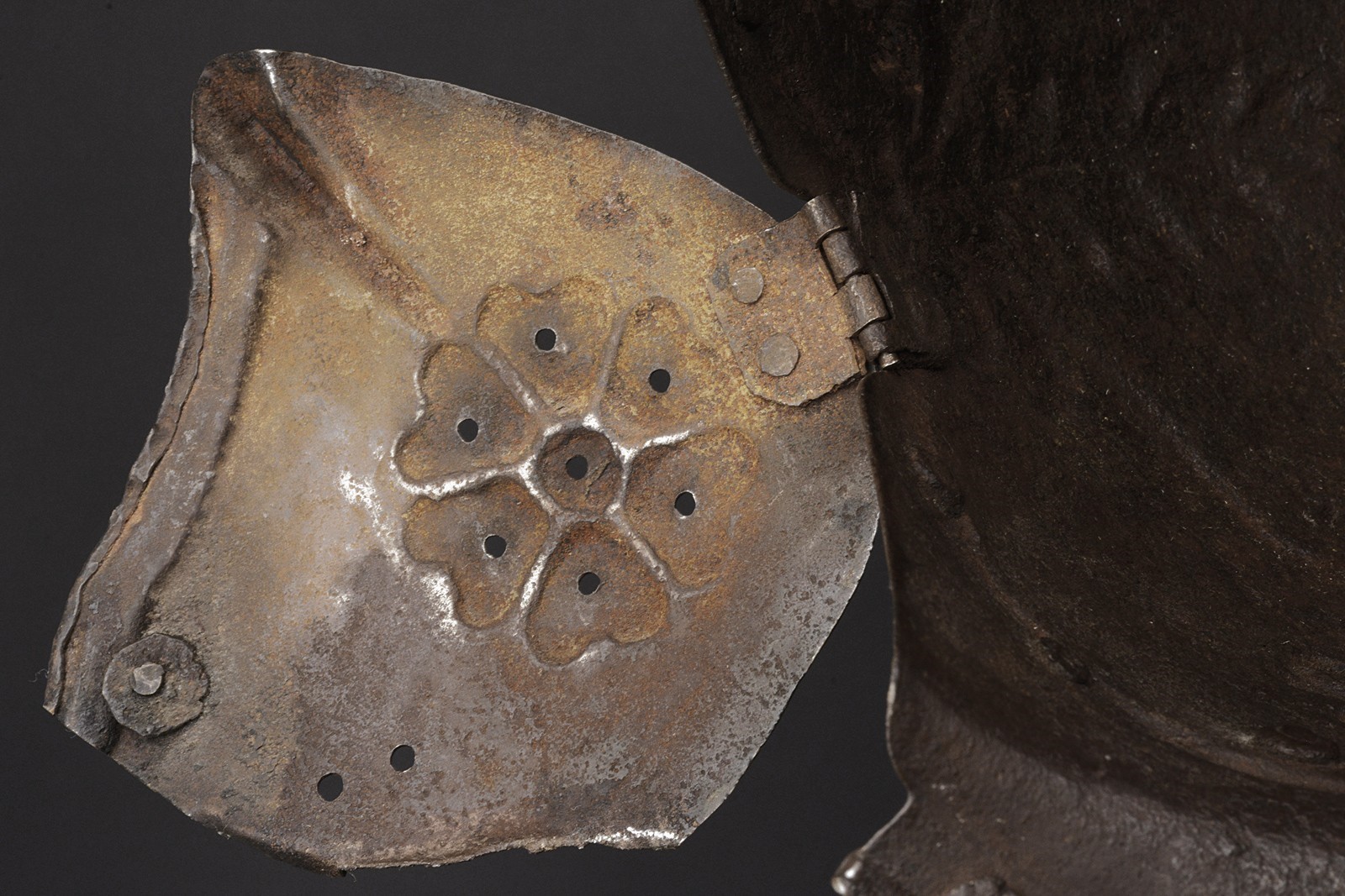 Carey Modrone, Borgognotta sbalzata in ferro, Mantova, circa 1550