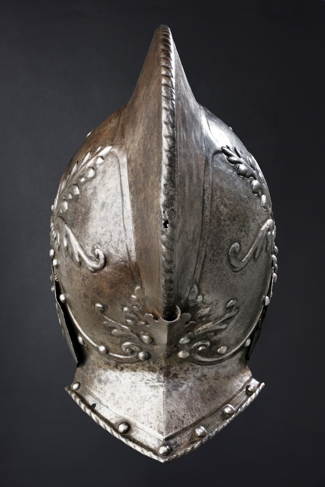 Carey Modrone, Borgognotta sbalzata in ferro, Mantova, circa 1550