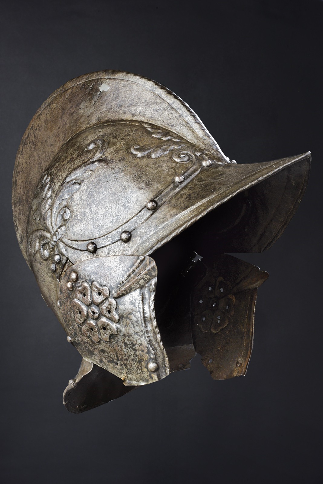 Carey Modrone, Borgognotta sbalzata in ferro, Mantova, circa 1550