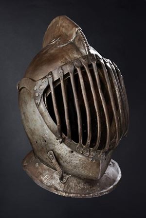 A helmet adapted for the Pisan "Gioco del Ponte"
