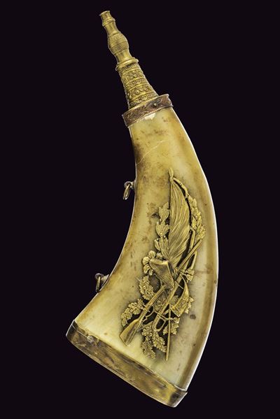Fiasca da polvere in corno con decorazioni in ottone dorato, Francia, Metà XIX Secolo