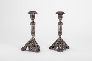Coppia di candelieri a base traforata