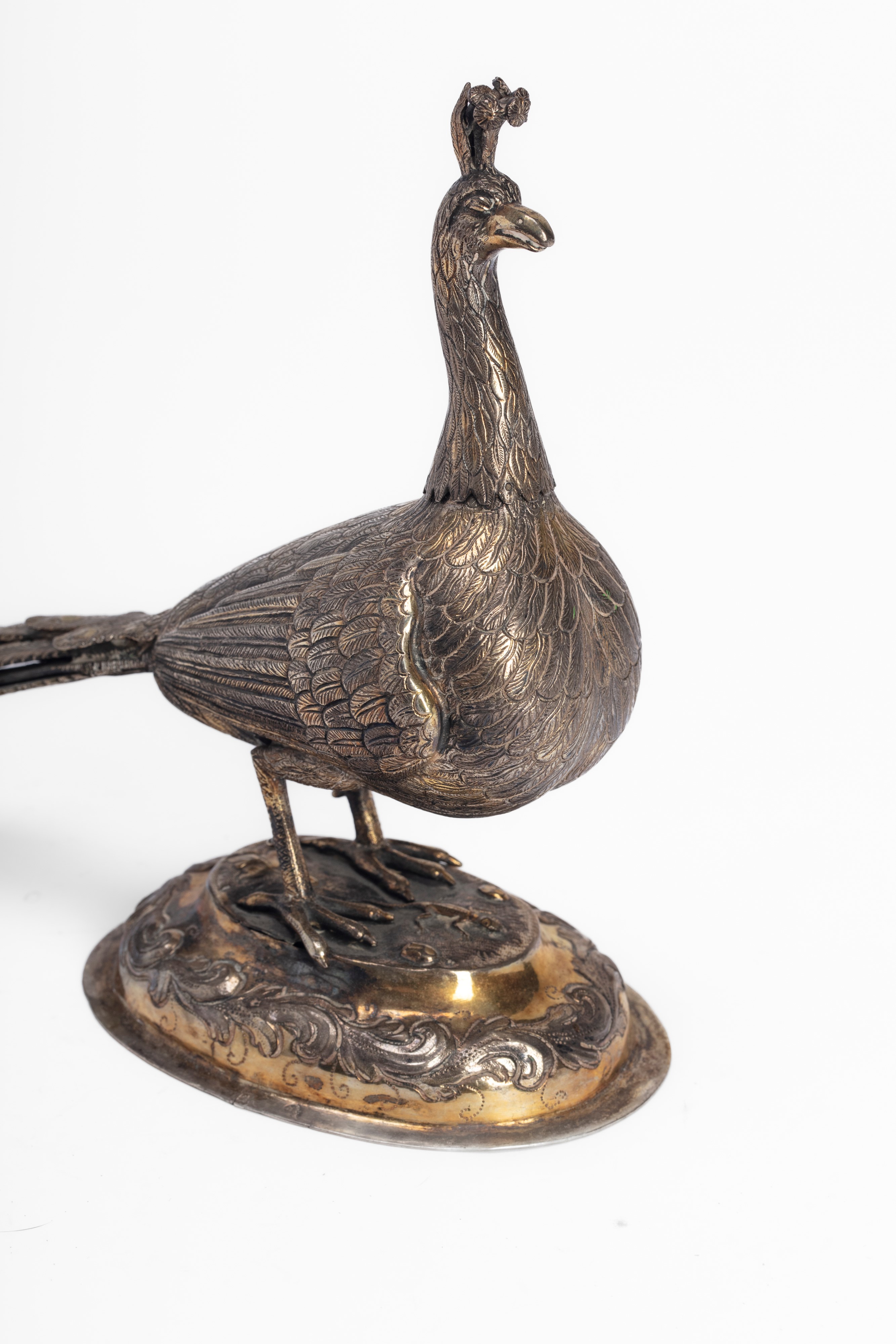 Pavone, scultura in argento dorato